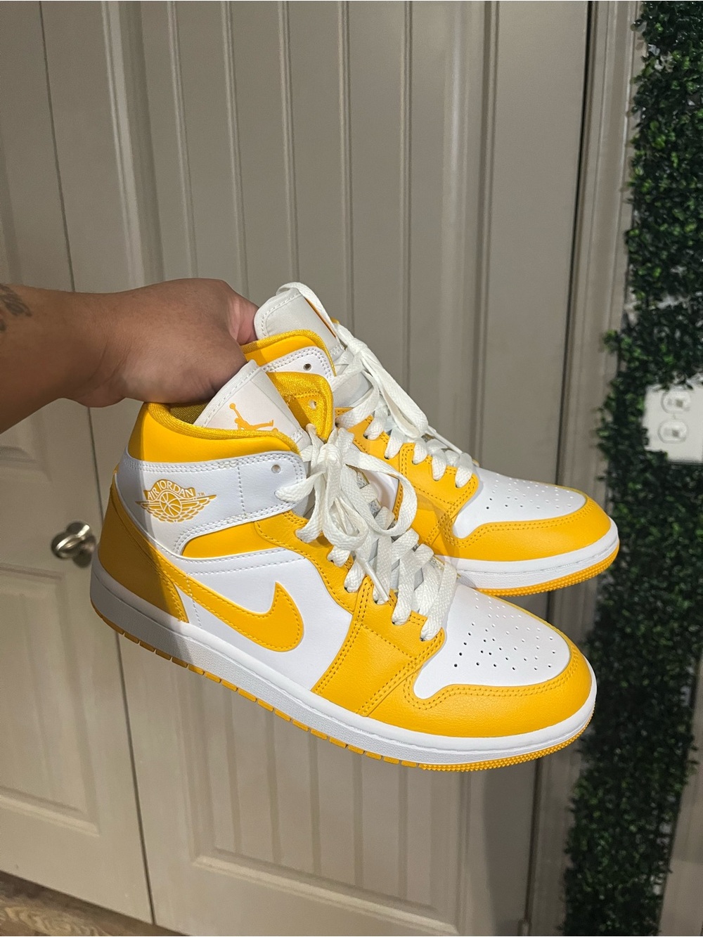 Nike Air Jordan 1 Mid - White/Yellow